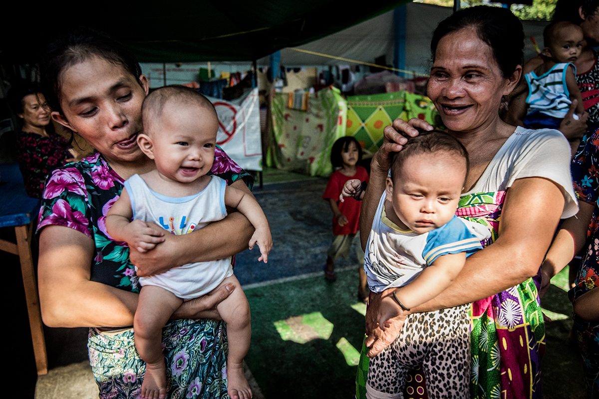 FAMILY. Mothers at the Maria Cristina evacuation center in Iligan City tend to their children in cramped spaces. Photo by Alecs Ongcal/UNHCR  