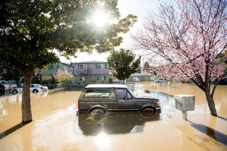 Thousands flee as floodwaters threaten California city