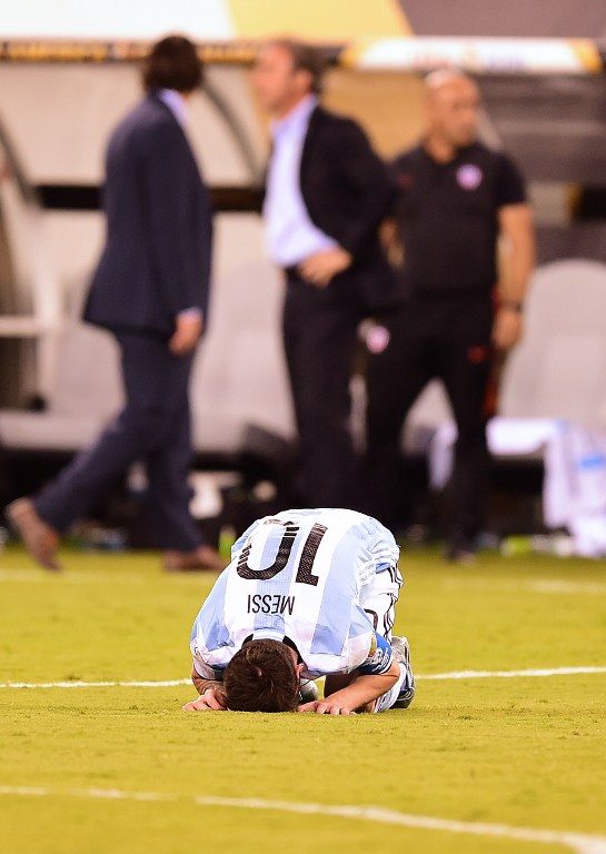Lionel Messi gagal mencetak gol saat Argentina adu penalti melawan Chile. Foto oleh Alfredo Estrella/AFP 
