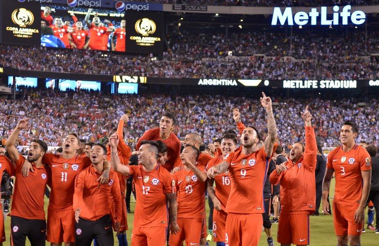 Para pemain Chile merayakan kemenangannya lewat adu penalti saat melawan Argentina dalam partai final Copa America Centenario. Foto oleh Omar Torres/AFP 
