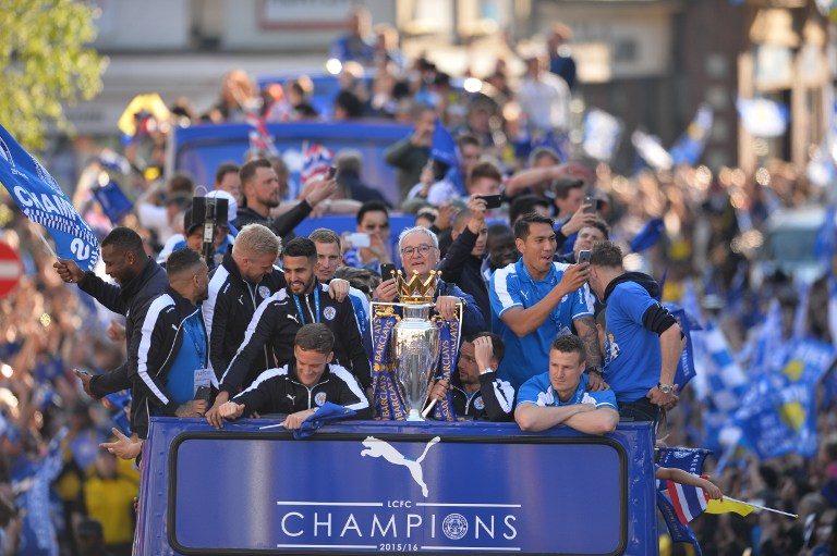 Tim asuhan Claudio Ranieri, Leicester City, berpawai keliling kota membawa piala juara Liga Primer Inggris 2015/2016. Foto oleh Glyn Kirk/AFP 