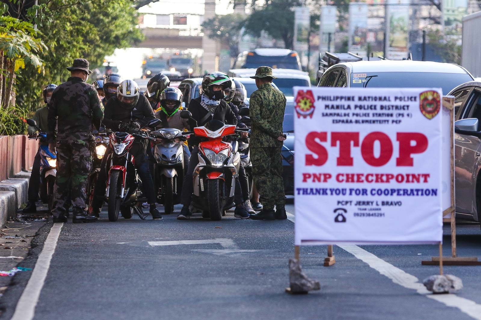STOP. Manila Police District officers man a checkpoint along España Boulevard as an enhanced community quarantine is enforced in Luzon. Photo by KD Madrilejos/Rappler 