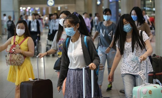 PRECAUTION. A group of foreign tourists wearing facial masks arrives at Incheon airport, west of Seoul, on June 2, 2015, as South Korea is gripped by increasing cases of the Middle East Respiratory Syndrome. Yonhap/EPA 