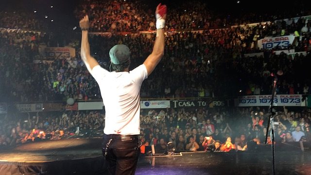 Enrique Iglesias slices hand on drone during Mexico concert
