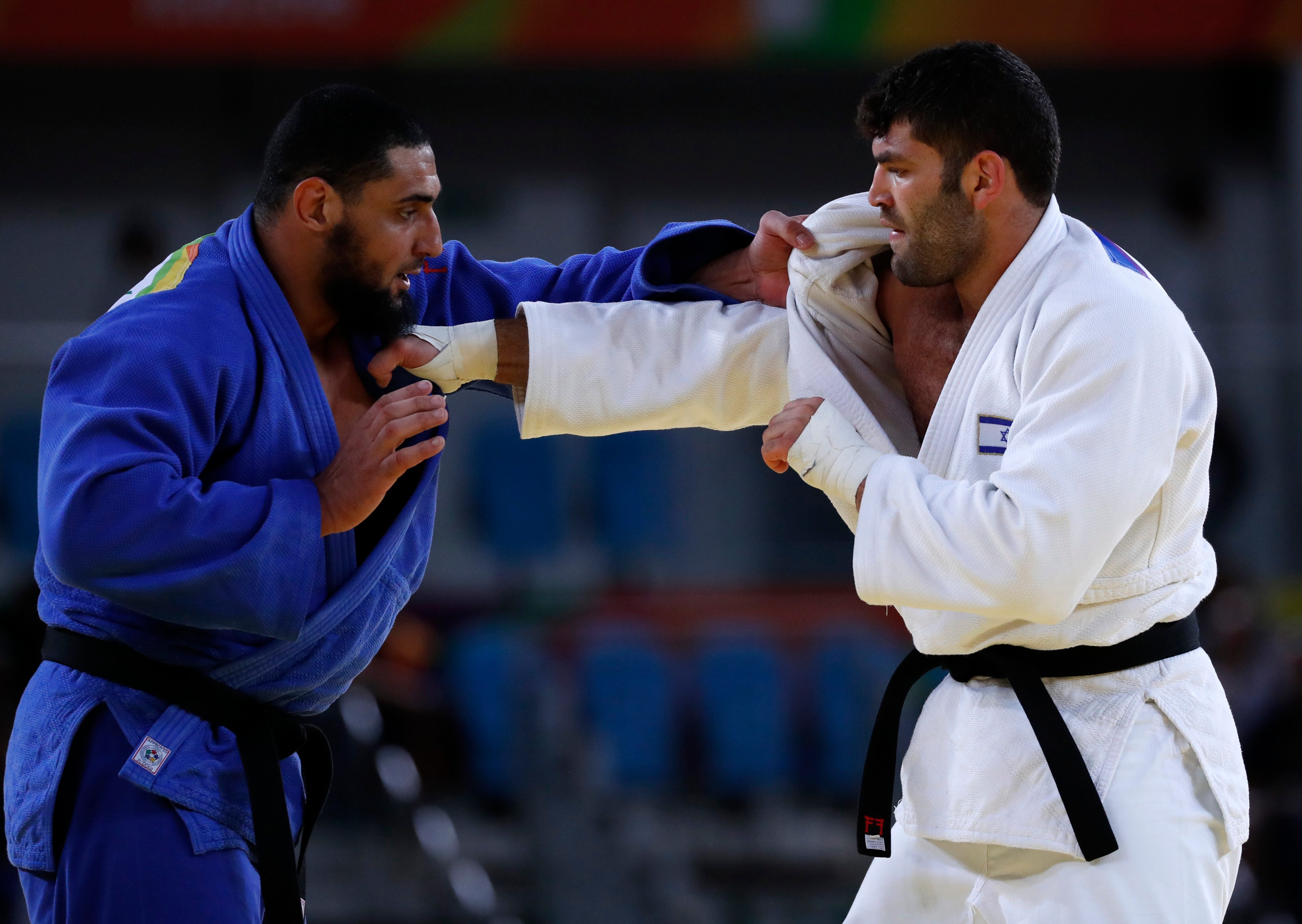 Atlet judo Israel, Or Sasson (kanan), dan atlet Mesir, Islam El Shehaby, saat bertanding di nomor +100kg di Olimpiade Rio, pada 12 Agustus 2016. Foto oleh Orlando Barria/EPA 