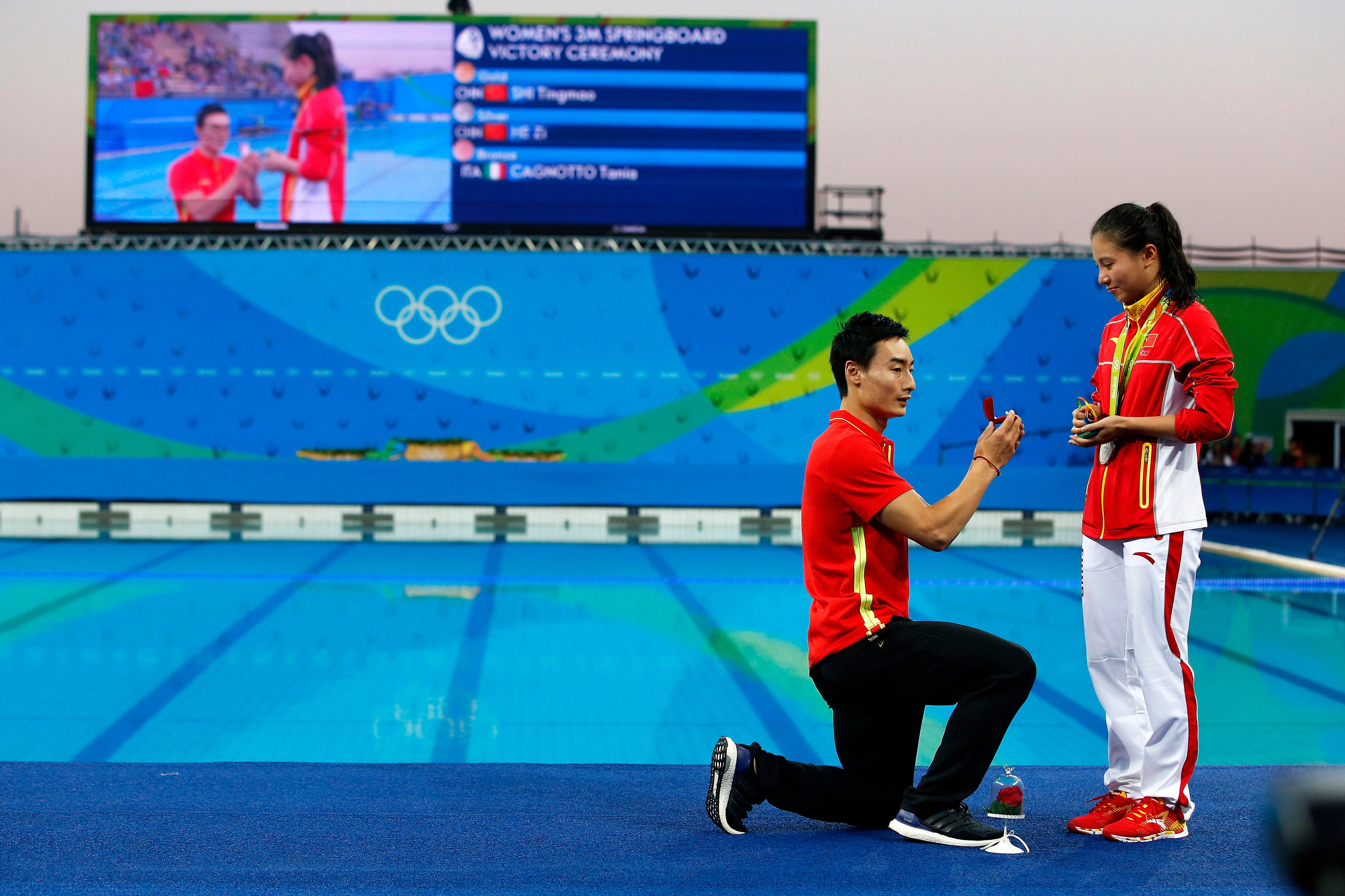 Atlet selam Tiongkok, He Zi (kanan), dilamar oleh kekasihnya, sesama atlet selam, Ki Qin, usai mendapat medali perak di nomor 3 meter di Olimpiade Rio, pada 14 Agustus 2016. Foto oleh Patrick Kraemer/EPA 