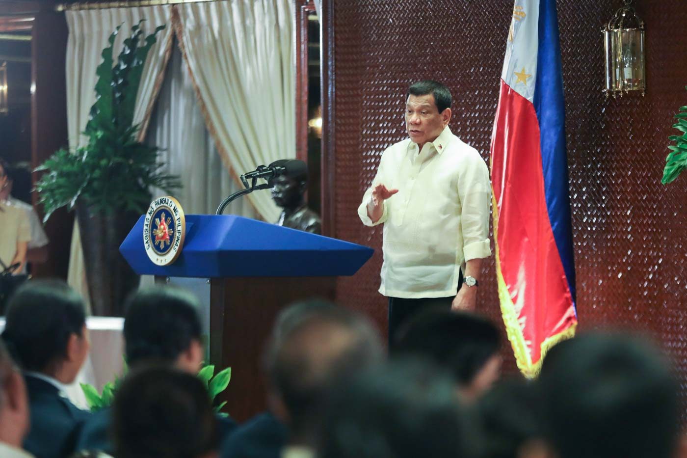 Duterte EO bars junkets, limits business-class travel for gov’t officials