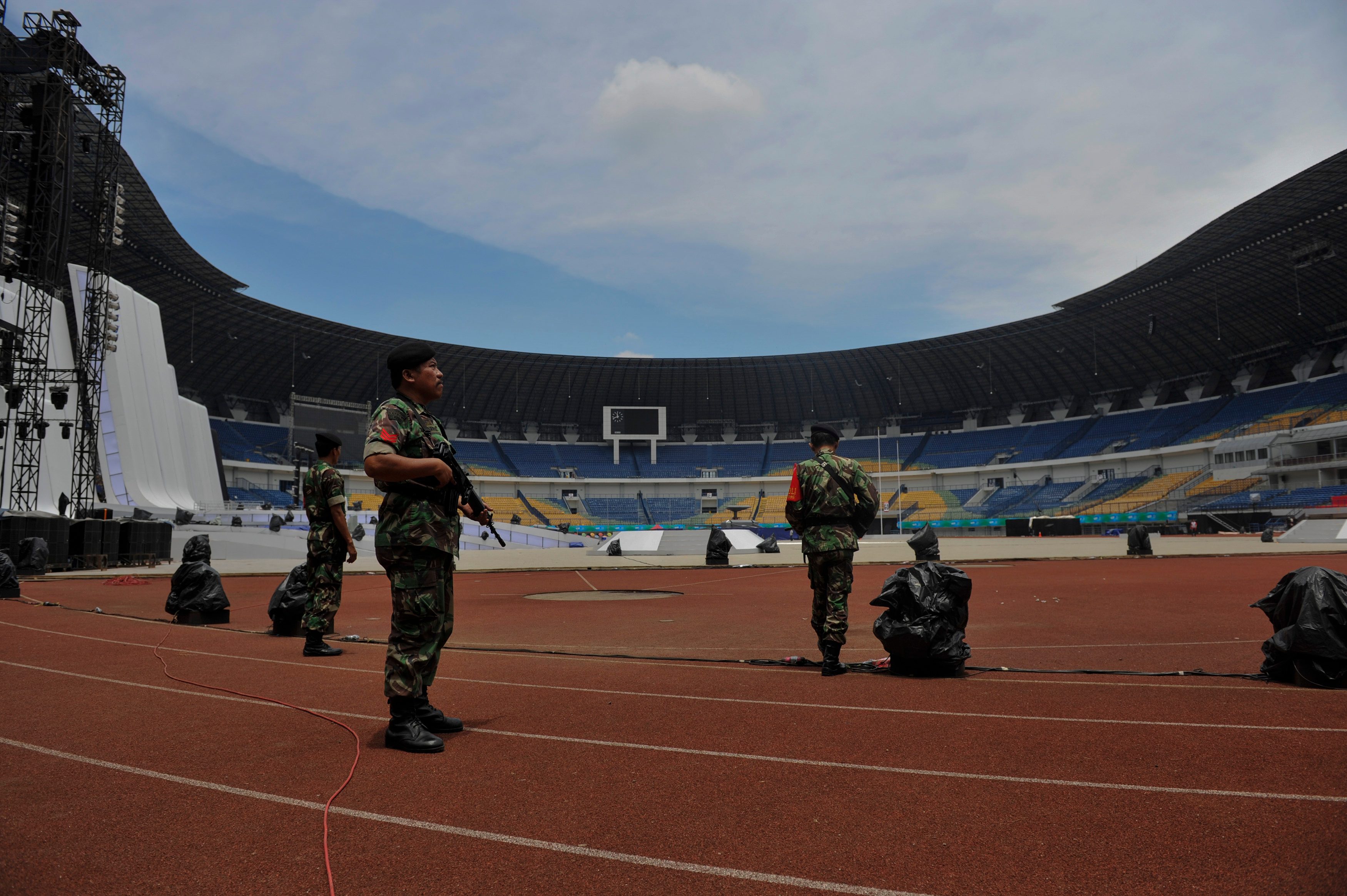 Prajurit TNI AD melakukan patroli keamanan saat persiapan pembukaan PON XIX Jabar di Stadion Gelora Bandung Lautan Api, Gedebage, Bandung, pada 16 September 2016. Foto oleh Zabur Karuru/Antara 