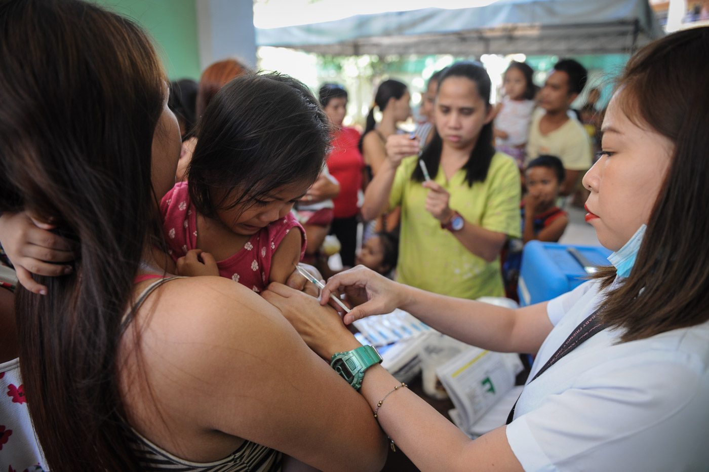 IMMUNIZATION. Health workers vaccinate children in Baseco, Tondo on February 11, 2019 after the Department of Health declared a measles outbreak in Metro Manila. Photo by Ben Nabong/Rappler 