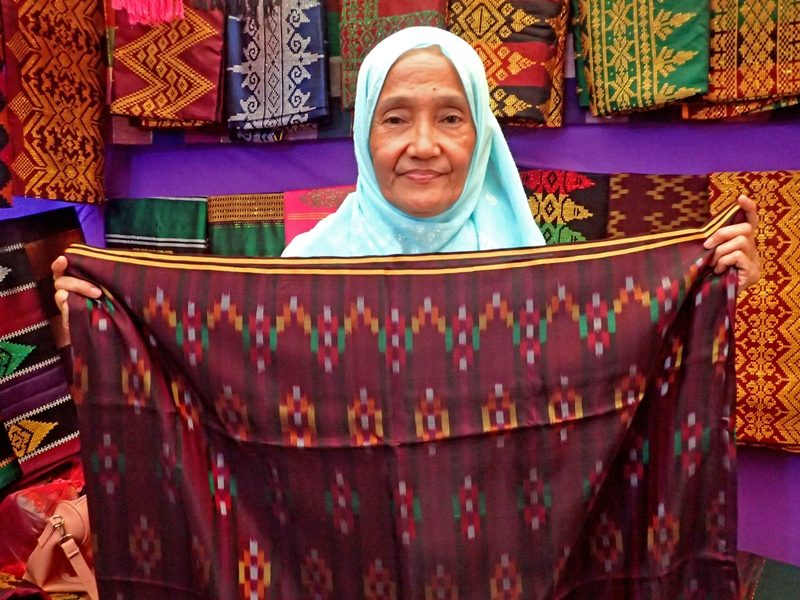 PRIZED PATTERN. Master weaver Noraina Ansing holding a malong with the binaludan pattern. 