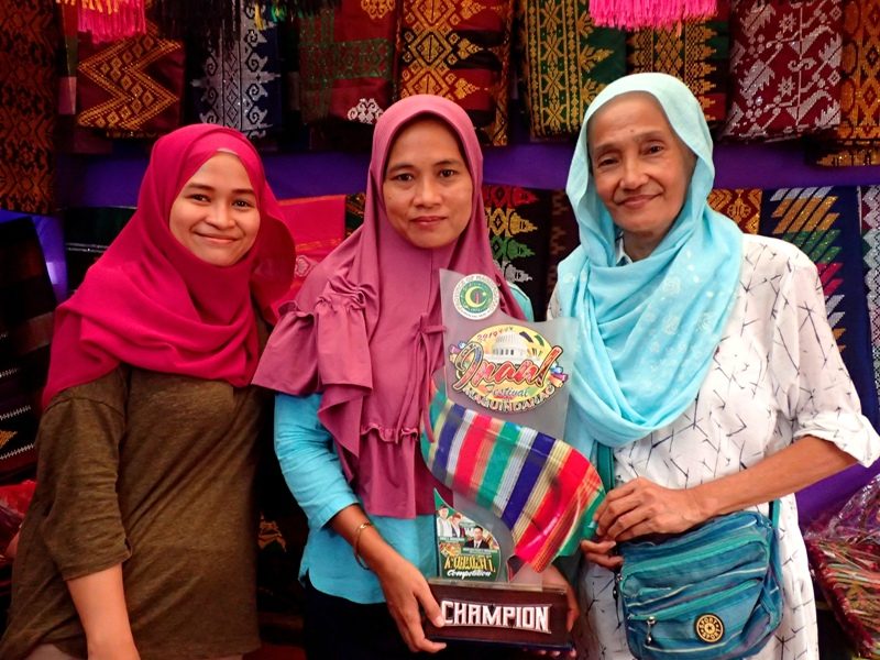 CONTEST WINNERS. Master weaver Noraina Abbas Ansing (rightmost) and her sister-in-law Baikan Ansing (middle) won this year’s inaul malong weaving contest, while the master weaver’s daughter Hashna Abbas Ansing (left) won in the shawl category. 