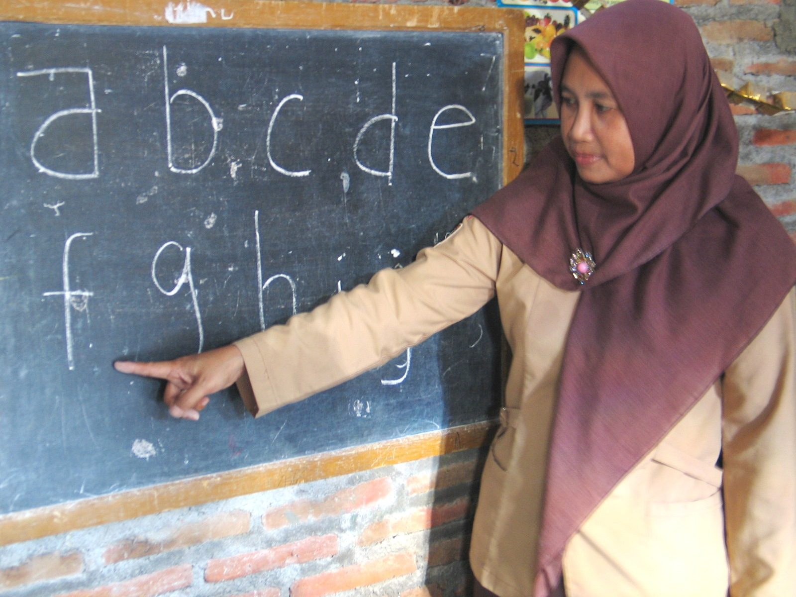 BACA TULIS. Yuni mengajar di PKBM Al-Hidayah, sekolah yang ia dirikan tahun 2011. Foto oleh Ari Susanto/Rappler 