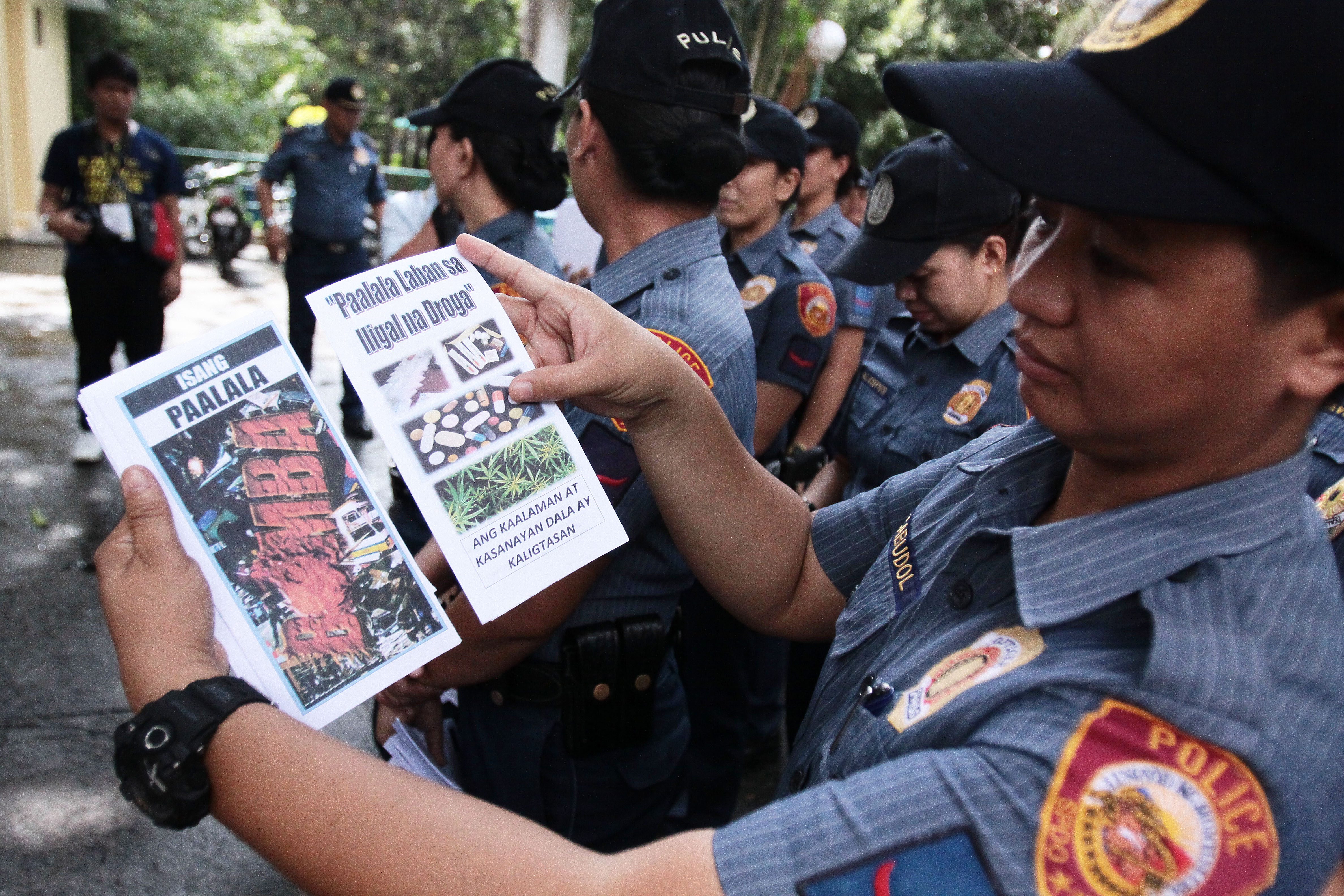 PROCESSING. Cops gather at a police station to prepare for an anti-drug operation. File photo by Ben Nabong/Rappler 