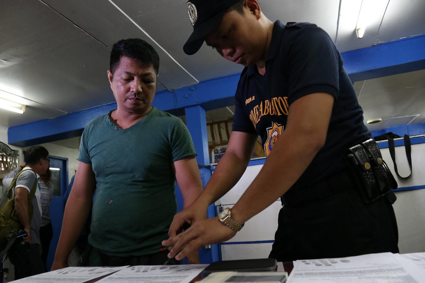FINGERPRINTS TAKEN. Road rage suspect Vhon Martin Tanto undergoes booking procedures inside the Manila Police District homicide division before going to the Department of Justice for inquest in Manila on July 30, 2016. Photo by Ben Nabong/Rappler  
