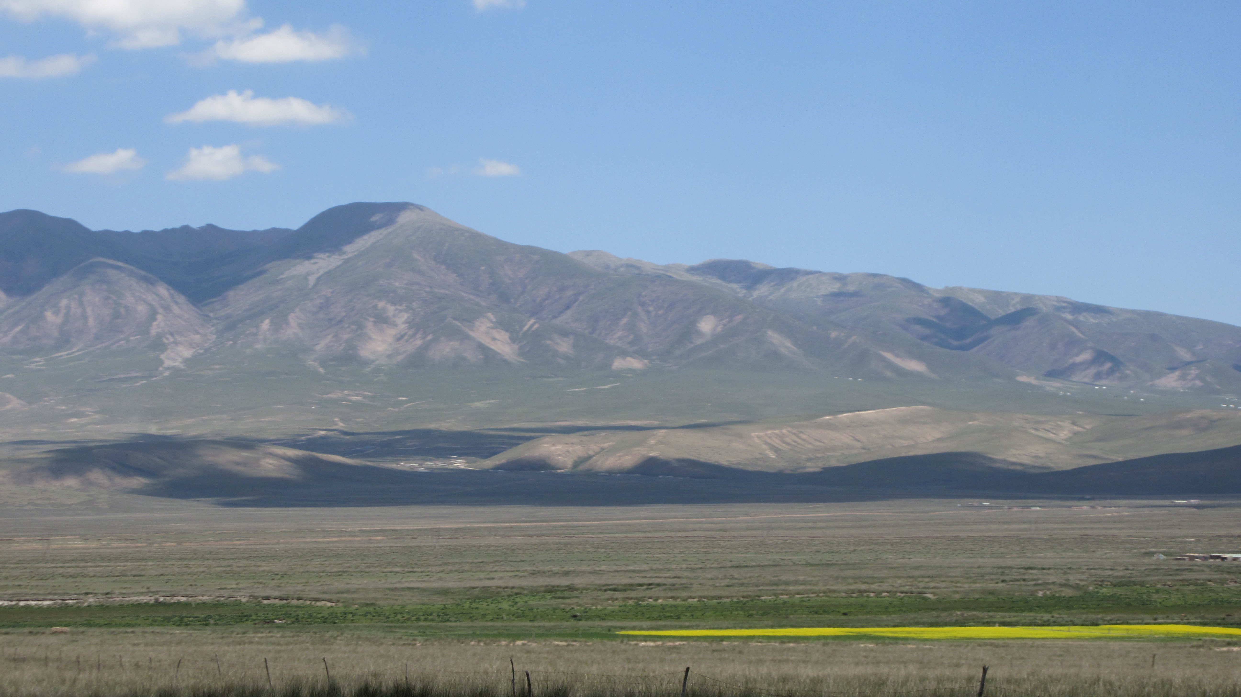 ROAD TRIP. Qinghai Lake has vast grasslands and rolling hills, which make it the perfect destination for those who want to go on a long road trip through the province. 