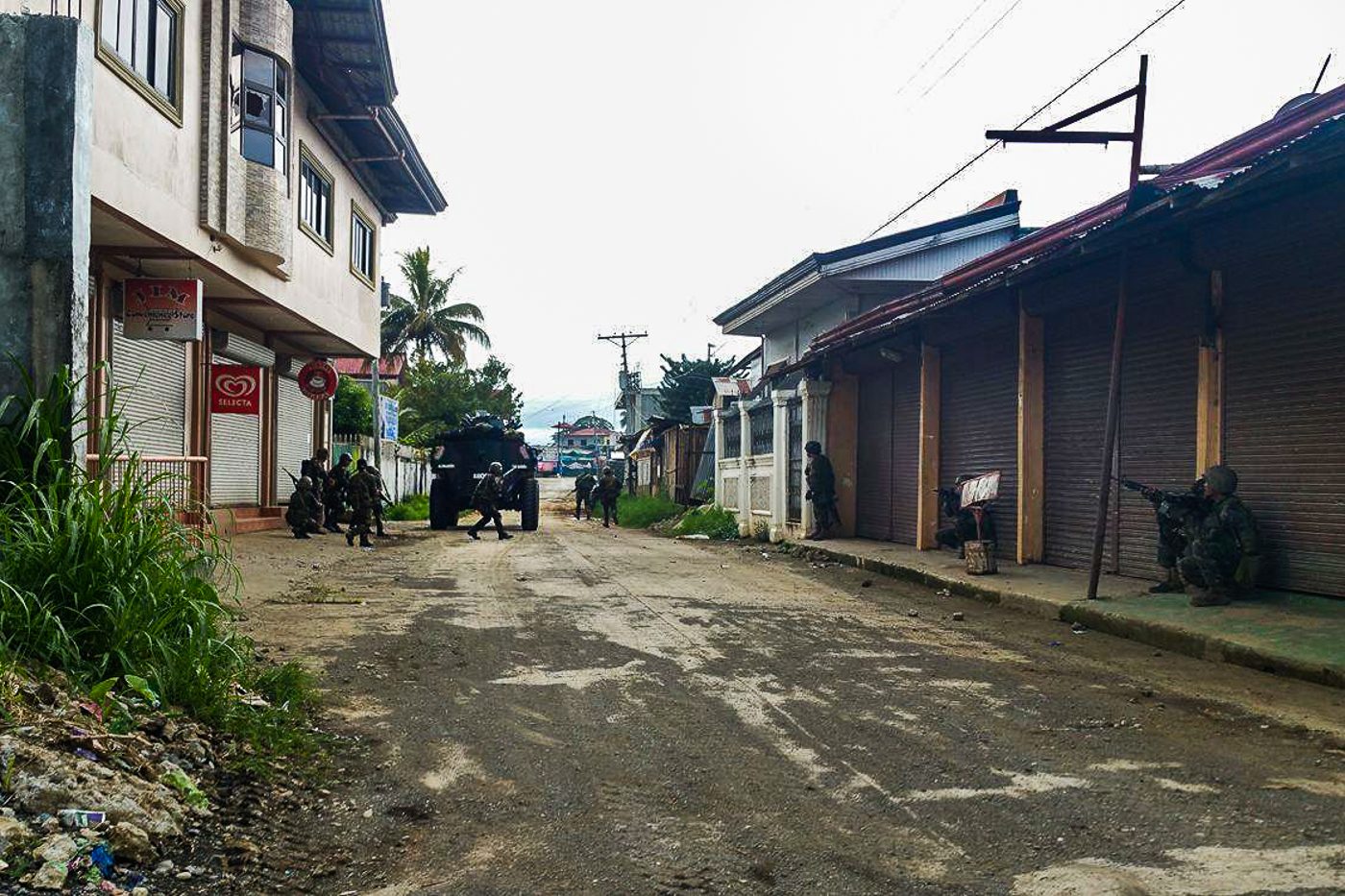 GHOST TOWN. A row of closed shops on a street in Marawi City. Photo by Bobby Lagsa/Rappler 