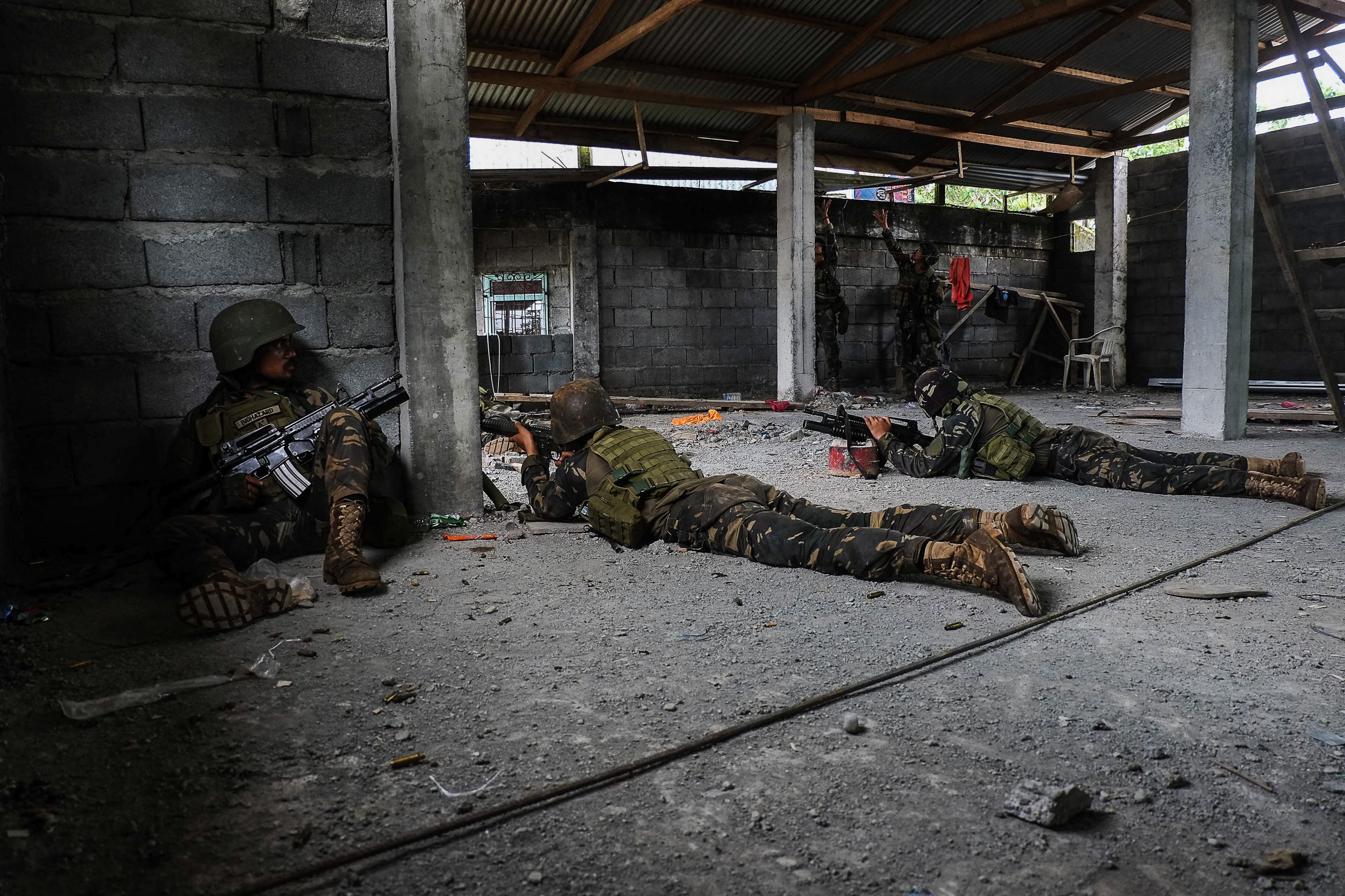 CLEARING. Army scout rangers, unused to urban warfare,  conduct clearing operations to flush out members of the Maute Group inside buildings recaptured by government troops. Photo by Bobby Lagsa/Rappler   