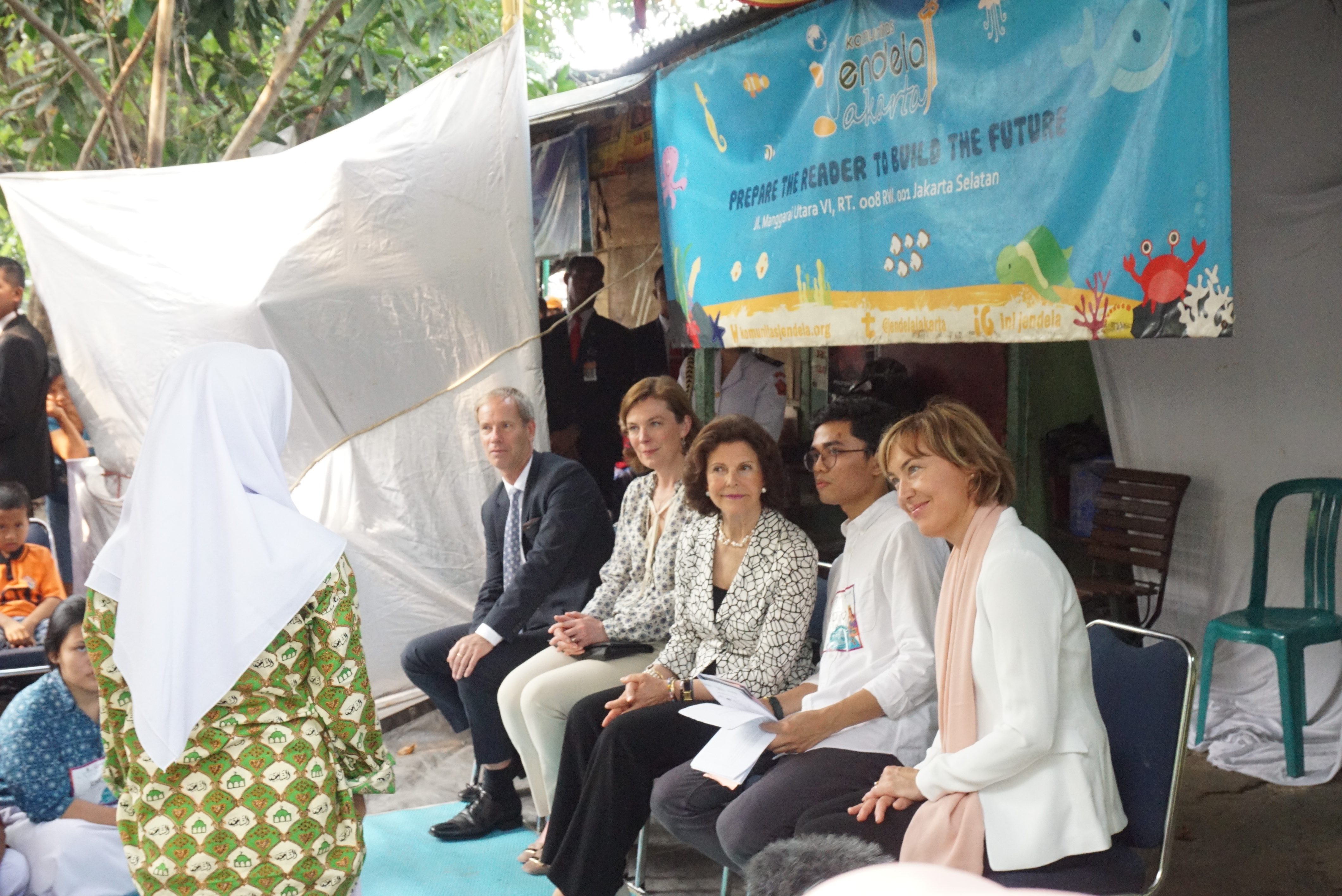 Ratu Silvia dari Swedia (duduk, tengah) saat mendengarkan aspirasi dari salah satu anak kala berkunjung ke Komunitas Jendela Jakarta cabang Manggarai pada 23 Mei 2017. Foto oleh Rika Kurniawati/Rappler 