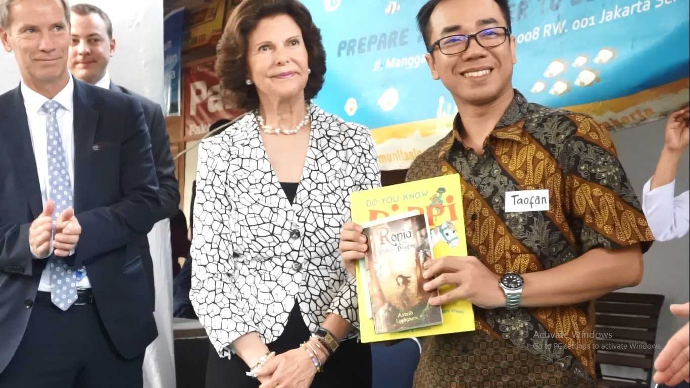 Penyerahan simbolis sumbangan buku dari Swedia untuk Komunitas Jendela Jakarta. Foto oleh Rika Kurniawati/Rappler 