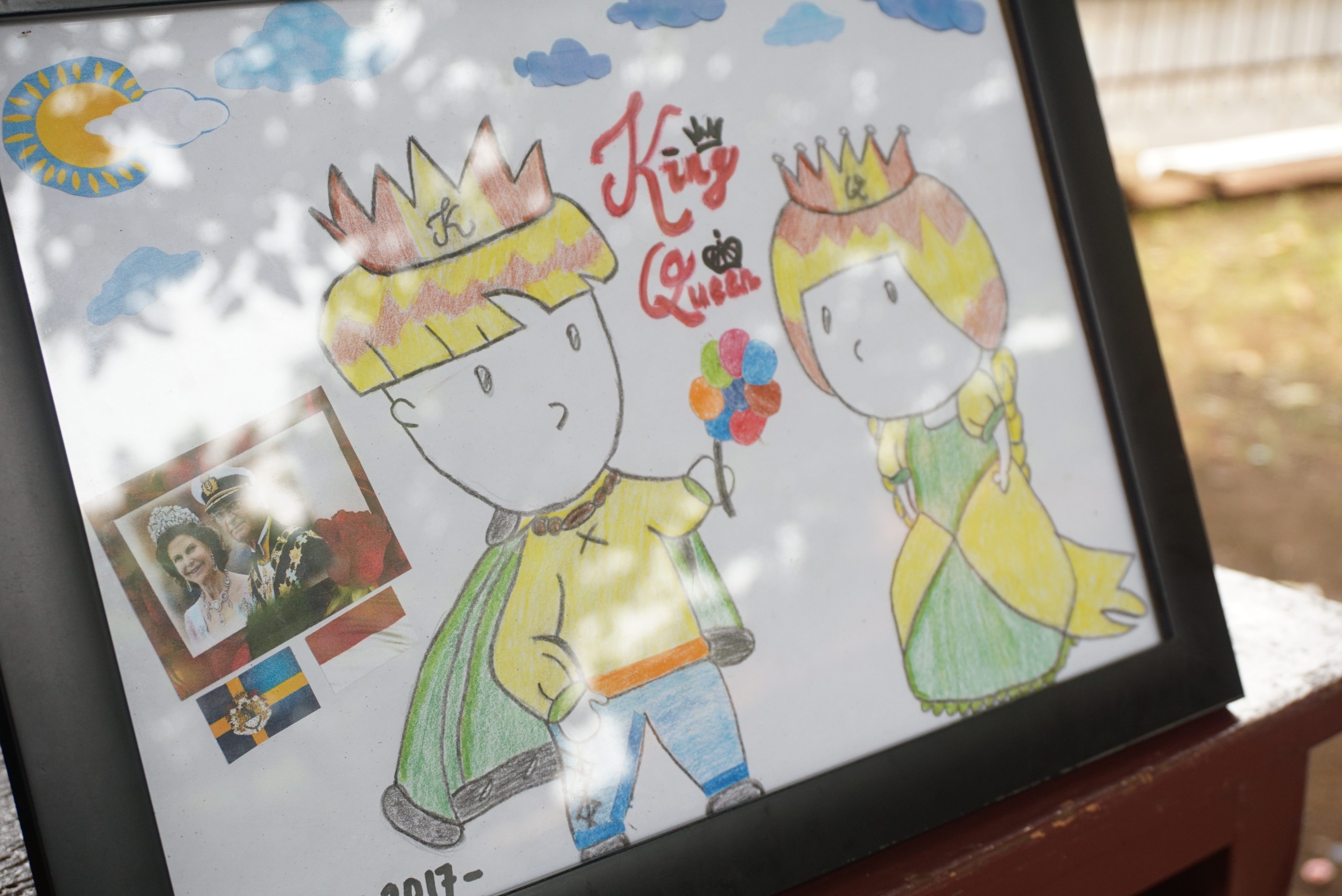 RAJA DAN RATU. Anak-anak dari Komunitas Jendela Jakarta memberikan cinderamata berupa gambar Raja Carl XVI Gustaf dan Ratu Silvia dari Swedia. Foto oleh Rika Kurniawati/Rappler 