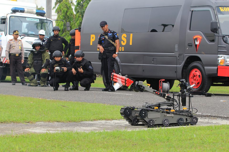 ILUSTRASI. Petugas Penjinak Bom mengoperasikan robot untuk mengamankan barang yang diduga bom saat simulasi teror bom. Foto oleh Dedhez Anggara/Antara 