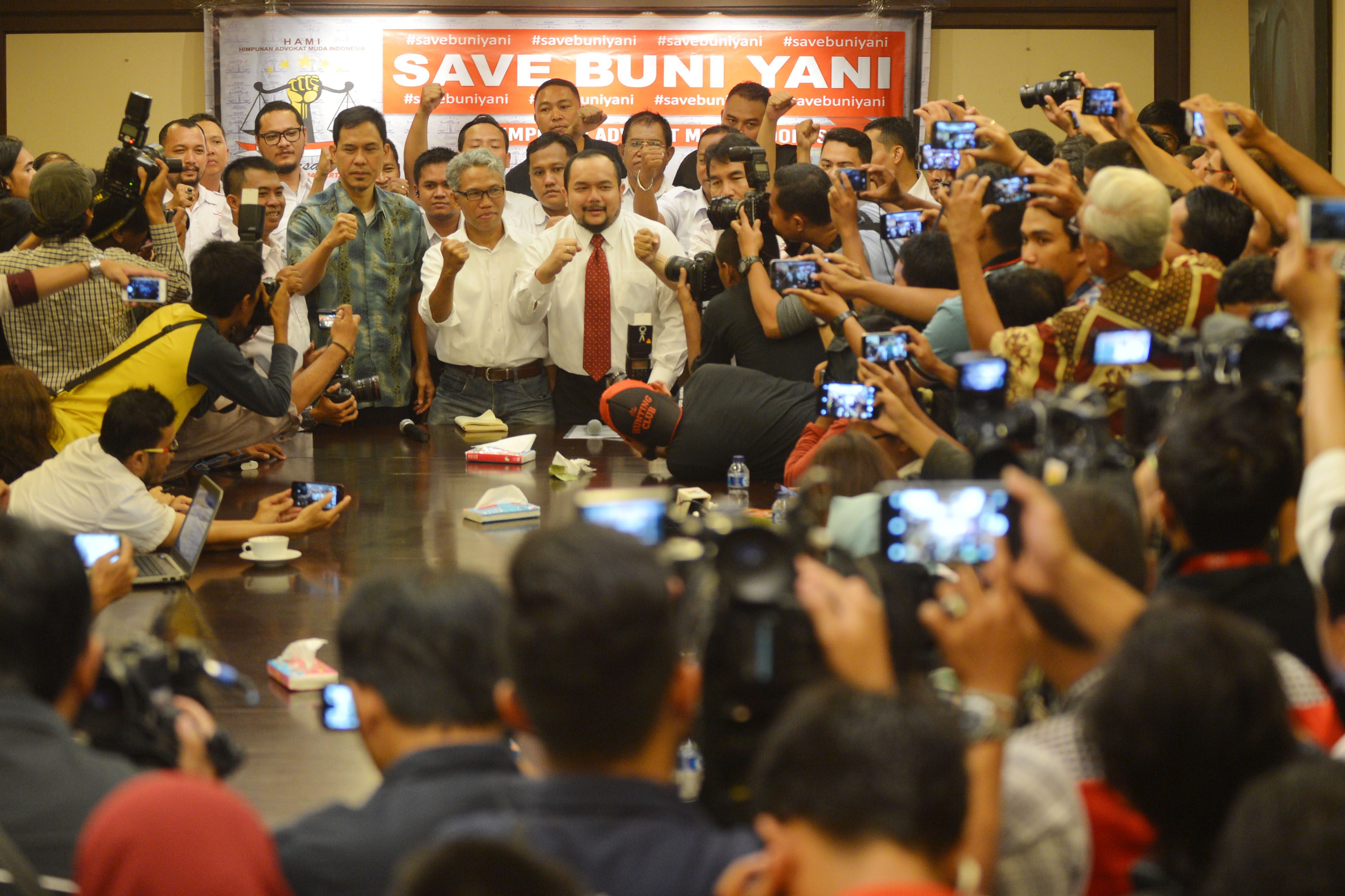 Terlapor kasus dugaan pengeditan video Ahok, Buni Yani (tengah) memberikan keterangan dalam konferensi pers di Jakarta, pada 7 November 2016. Buni membantah telah melakukan pengeditan video. Foto oleh Akbar Nugroho Gumay/Antara

 
