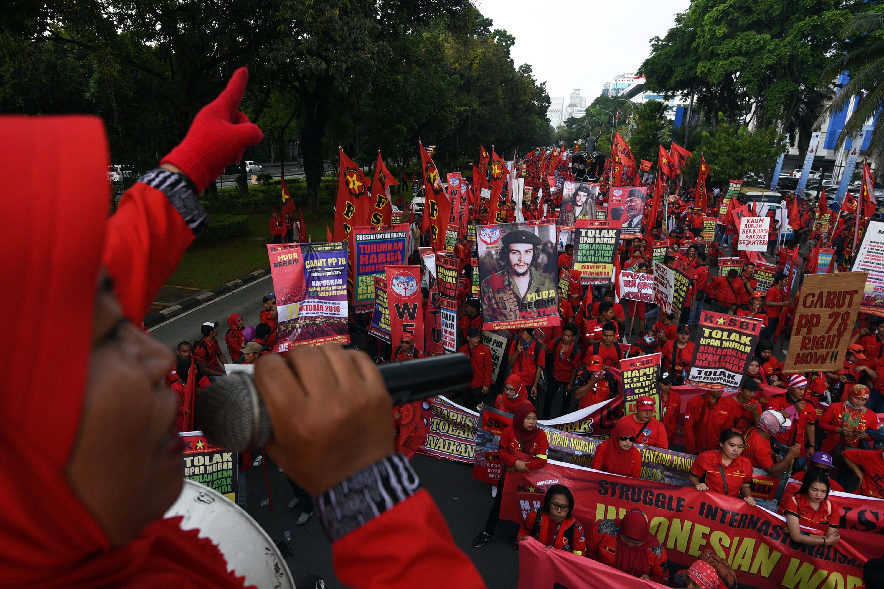 Massa buruh gelar aksi unjuk rasa di Jalan Medan Merdeka Barat, Jakarta, pada 31 Oktober 2016. Mereka meminta pemerintah mencabut PP Nomor 78 tentang pengupahan karena dinilai tidak memperhatikan kesejahteraan kaum buruh. Foto oleh Sigid Kurniawan/Antara 