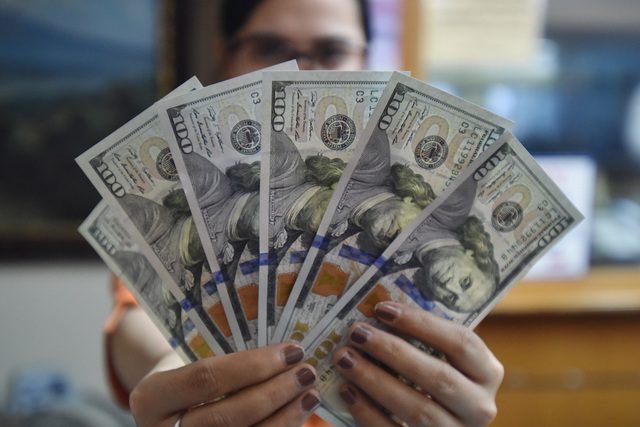 Sejumlah pengamat menilai pelemahan rupiah per dolar AS terkait proses pemilihan presiden Amerika Serikat. Foto oleh Wahyu Putro A/Antara 