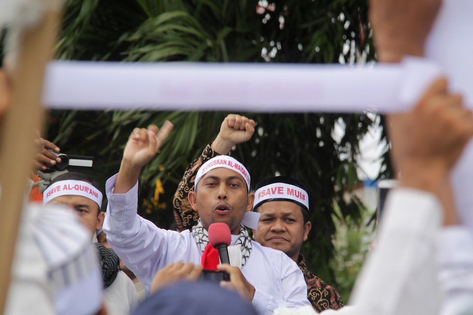 Angoota FPI bersama berunjuk rasa mendesak Kapolri Jenderal Tito Karnavian mengusut tuntas dugaan pelecehan yang dilakukan Gubernur DKI Jakarta Ahok terhadap umat Islam dan Al-Qur’an, pada 21 Oktober 2016. Foto oleh Antara 