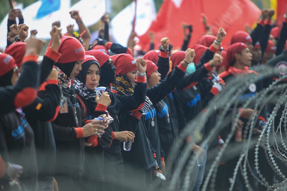 ILUSTRASI. Ratusan buruh yang tergabung dalam Federasi Serikat Pekerja Metal Indonesia (FSPMI) Batam berunjuk rasa di depan Kantor Wali Kota Batam, pada 9 November 2016, menuntut pemerintah supaya menghapus PP Nomor 78 Tahun 2015 tentang Pengupahan. Foto oleh M N Kanwa/Antara 