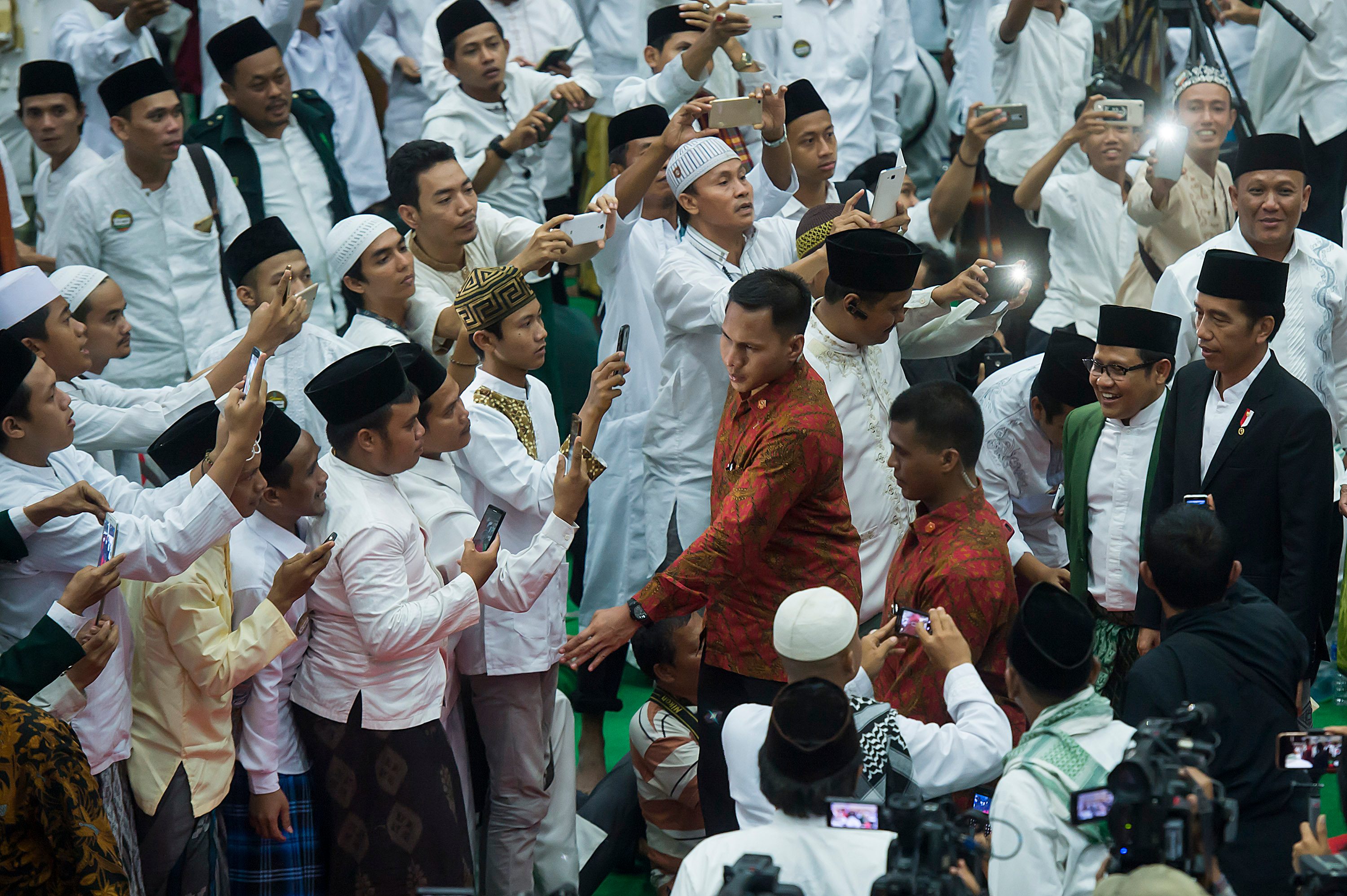 Presiden Jokowi (kanan) didampingi Ketua Umum DPP PKB Muhaimin Iskandar (kedua kanan) berjalan menuju ruang acara Silahturahmi Nasional Ulama Rakyat di Ecovention, Ancol, Jakarta, pada 12 November 2016. Foto oleh Widodo S. Jusuf/Antara 