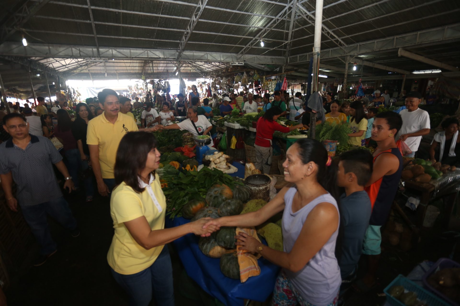 PERSONAL TOUCH. LP vice presidential candidate Leni Robredo will go the same route as in 2013: making personal visits to woo voters. Photo by Leni Robredo Media Bureau 