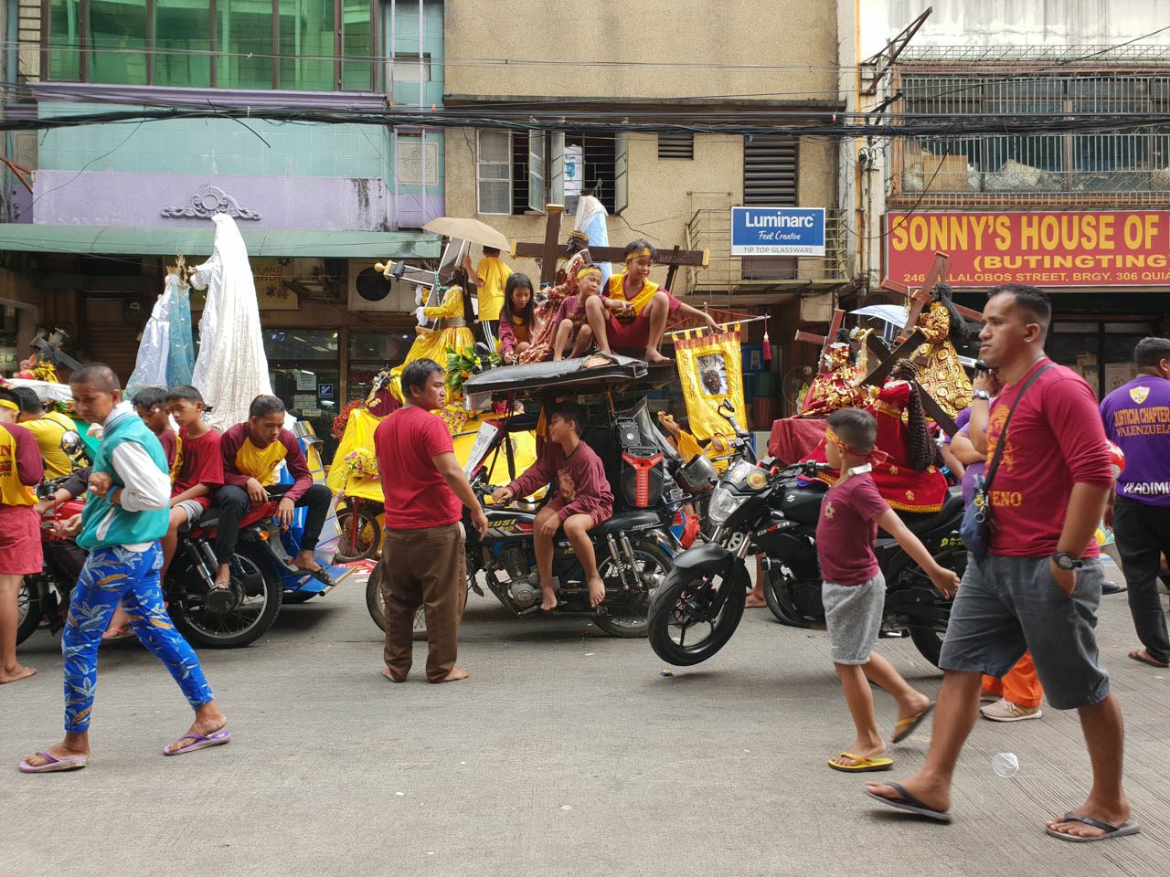 FAMILY AFFAIR. The Uchi family takes their Black Nazarene icon onboard their tricycle to join the procession of replicas in Quiapo, Manila, every year. Photo by JC Gotinga/Rappler 