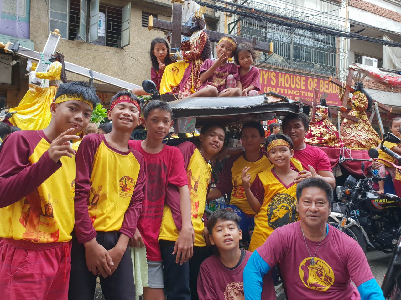 DEVOTEES. Ariel Uchi (2nd from right), his family, and their neighbors wait in line to join a procession of Black Nazarene replicas in Quiapo, Manila, on January 7, 2020. Photo by JC Gotinga/Rappler 