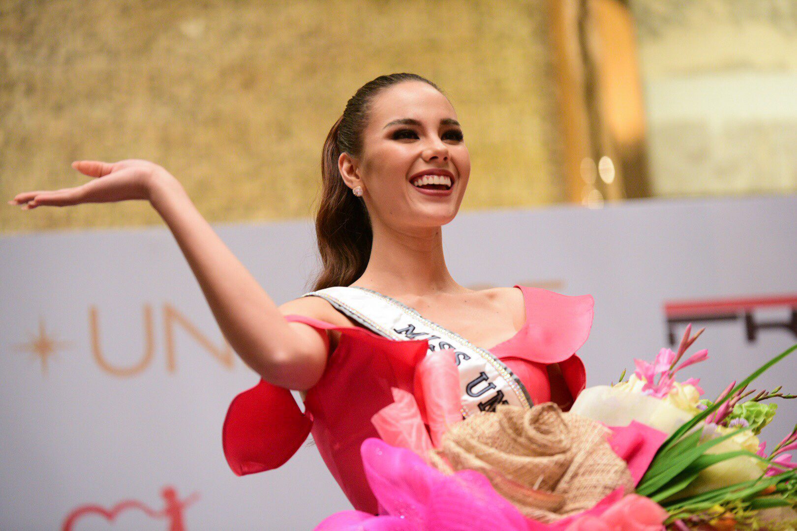 MISS UNIVERSE 2018. Catriona Gray waves to the press during the Frontrow press conference last December 20. File photo by Alecs Ongcal/Rappler 