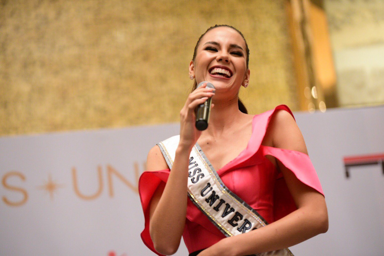 Catriona Gray arrives in Manila ahead of homecoming