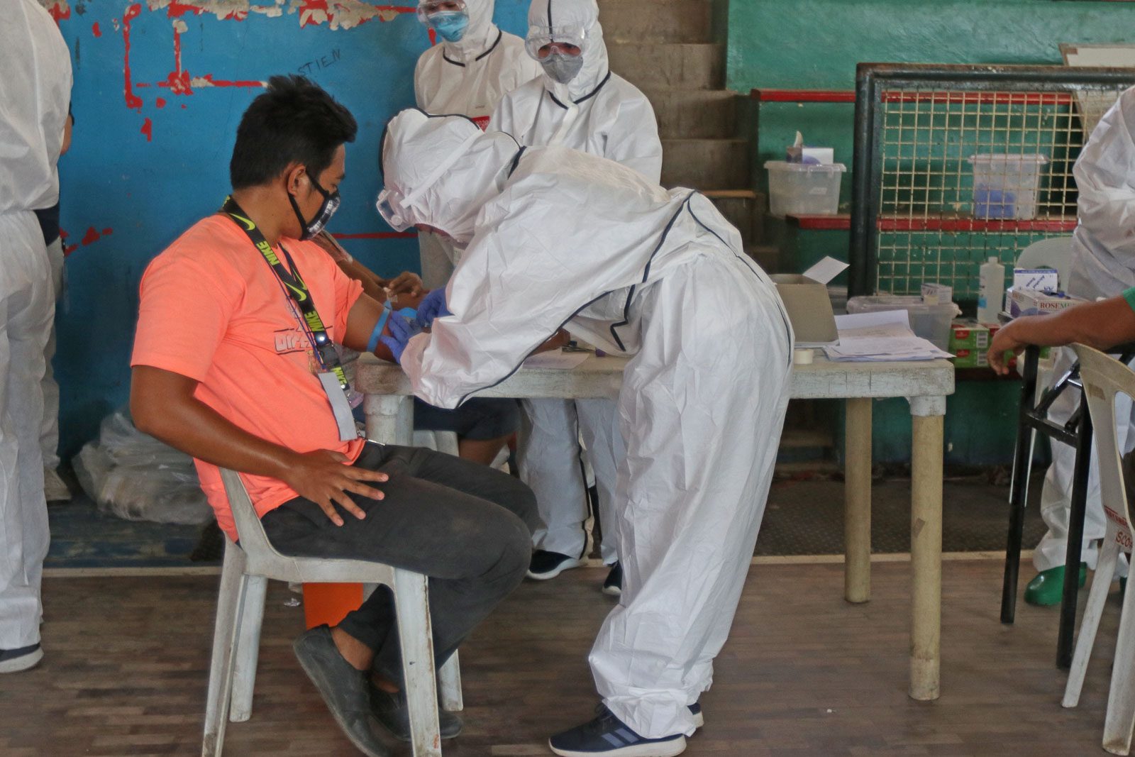 PANDEMIC. A Cebu City resident is tested for the coronavirus. Photo by Gelo Litonjua/Rappler 