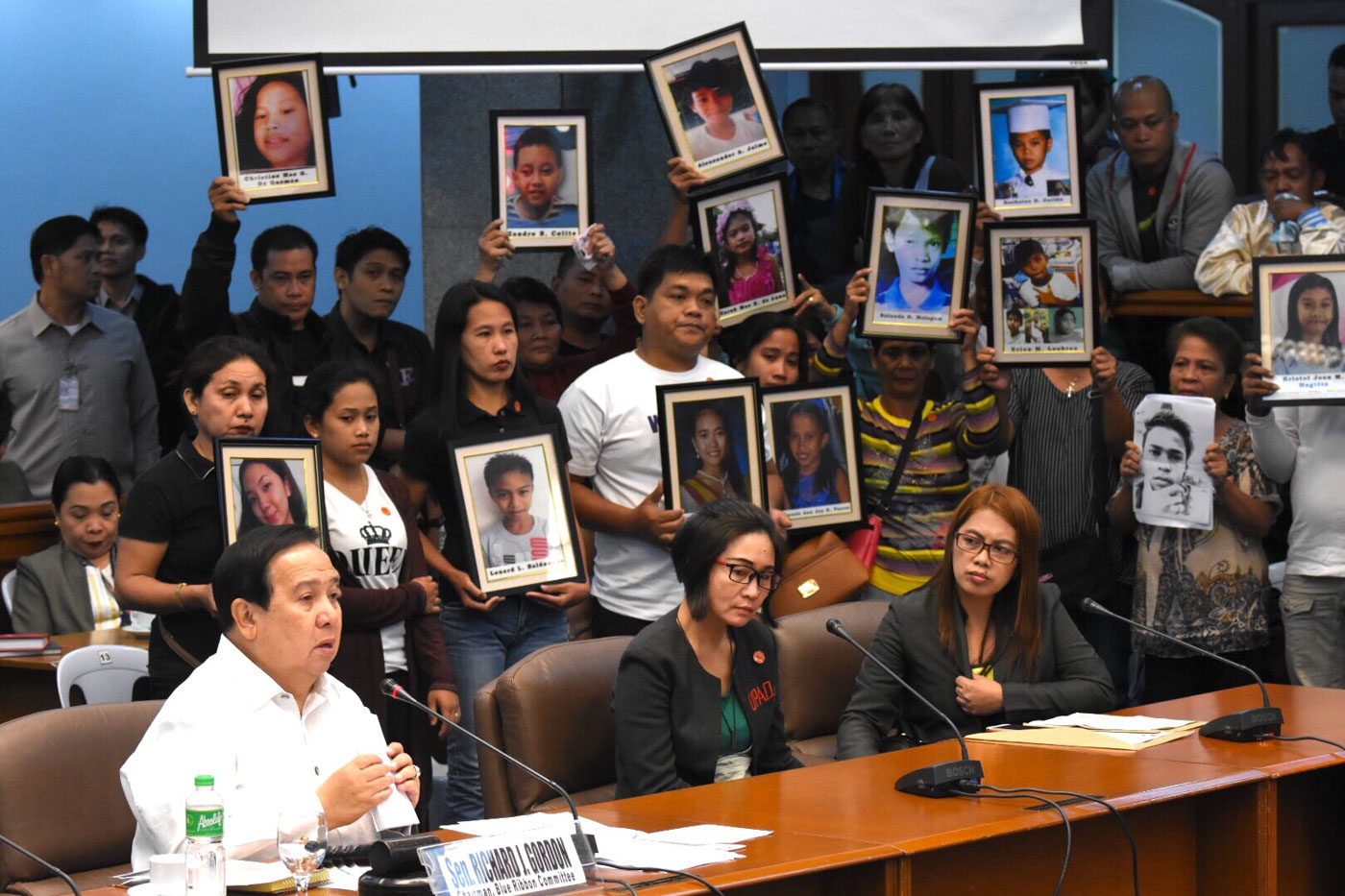 DENGVAXIA PROBE. Relatives display portraits of their loved ones believe to have died from Dengvaxia vaccination as the Senate conducts its 7th hearing on the dengue vaccine controversy on March 13, 2018. Photo by Angie de Silva/Rappler 