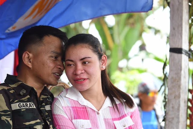 WAIT IS OVER. Jessa Mae Garay, who is 6 months pregnant, is reunited with her husband. Edwin Espejo/OPAPP 