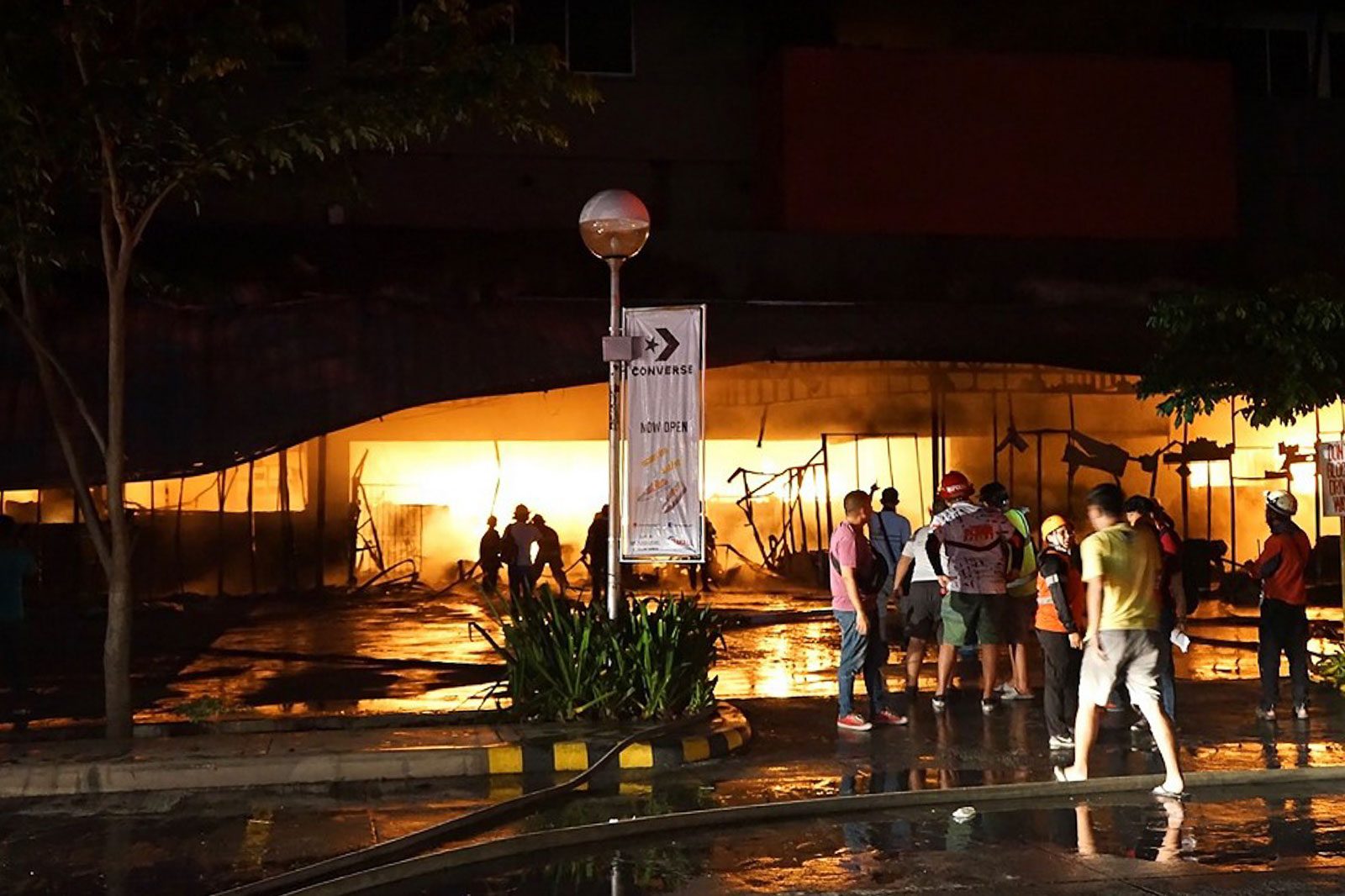 PANIC. A strong and shallow earthquake hit the southern Philippines, sending hundreds rushing out of a shopping mall where a local television said an elderly man was injured. Photo by Edwin Espejo/AFP  