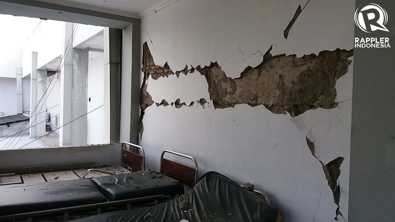 MENGELUPAS. Kondisi bangsal di ruang IGD RSUD Banyumas retak dan mengelupas pada temboknya. Foto oleh Irma Muflikah/Rappler 