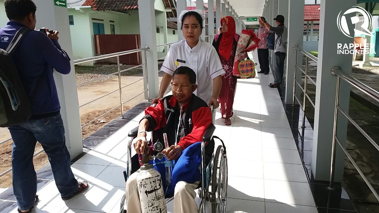 PASIEN. Perawat RSUD Banyumas kembalikan pasien dari ruang evakuasi ke bangsal pada Sabtu, 16 Desember. Foto oleh Irma Muflikah/Rappler 