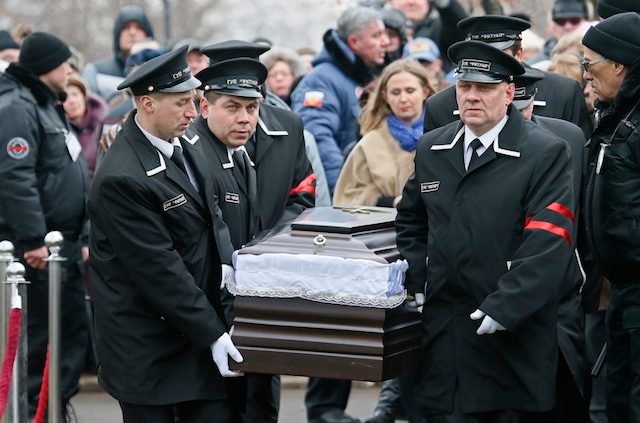Thousands pay last respects to slain Putin critic Nemtsov