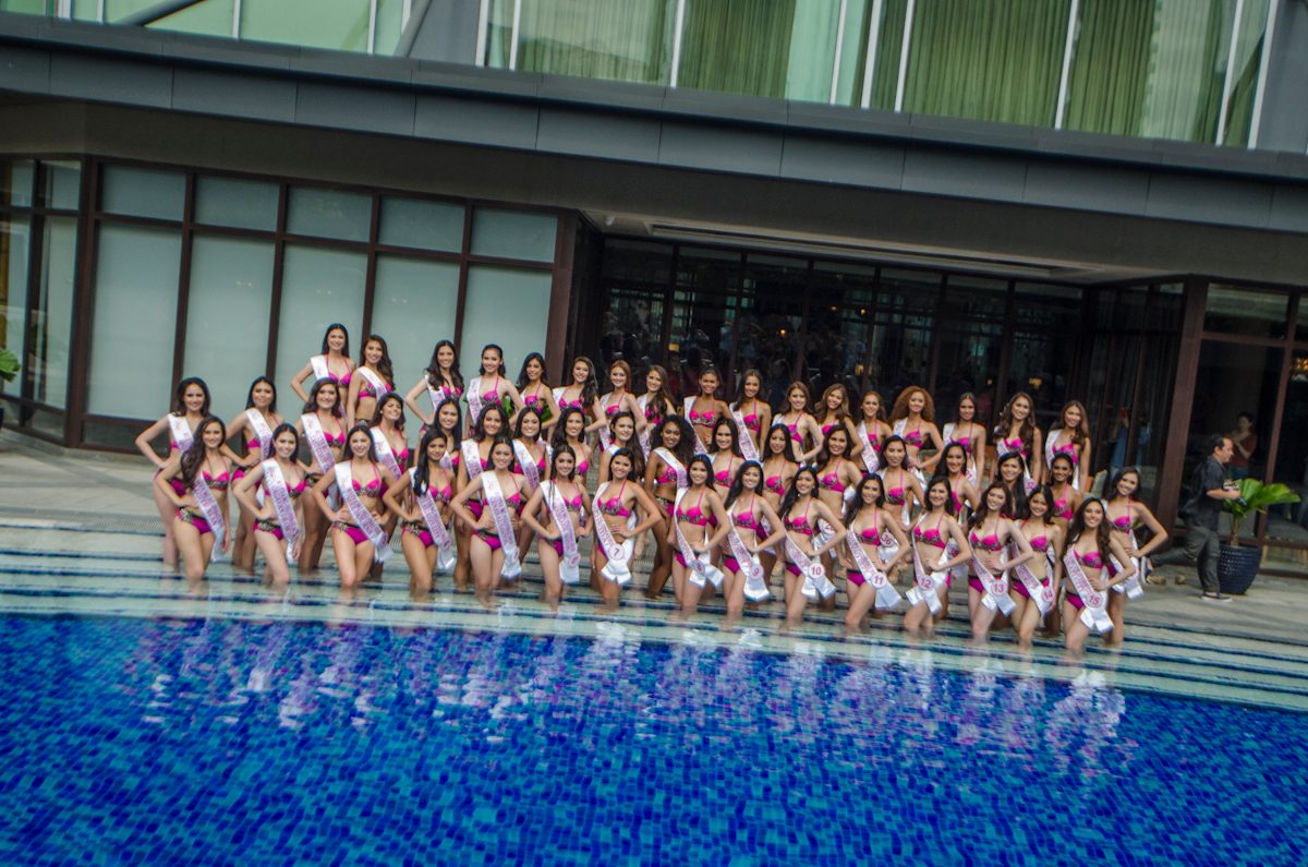 POOL SIDE PHOTO. The candidates of Mutya ng Pilipinas 2018 pose for the cameras during the presscon last October. File photo by Rob Reyes/Rappler  