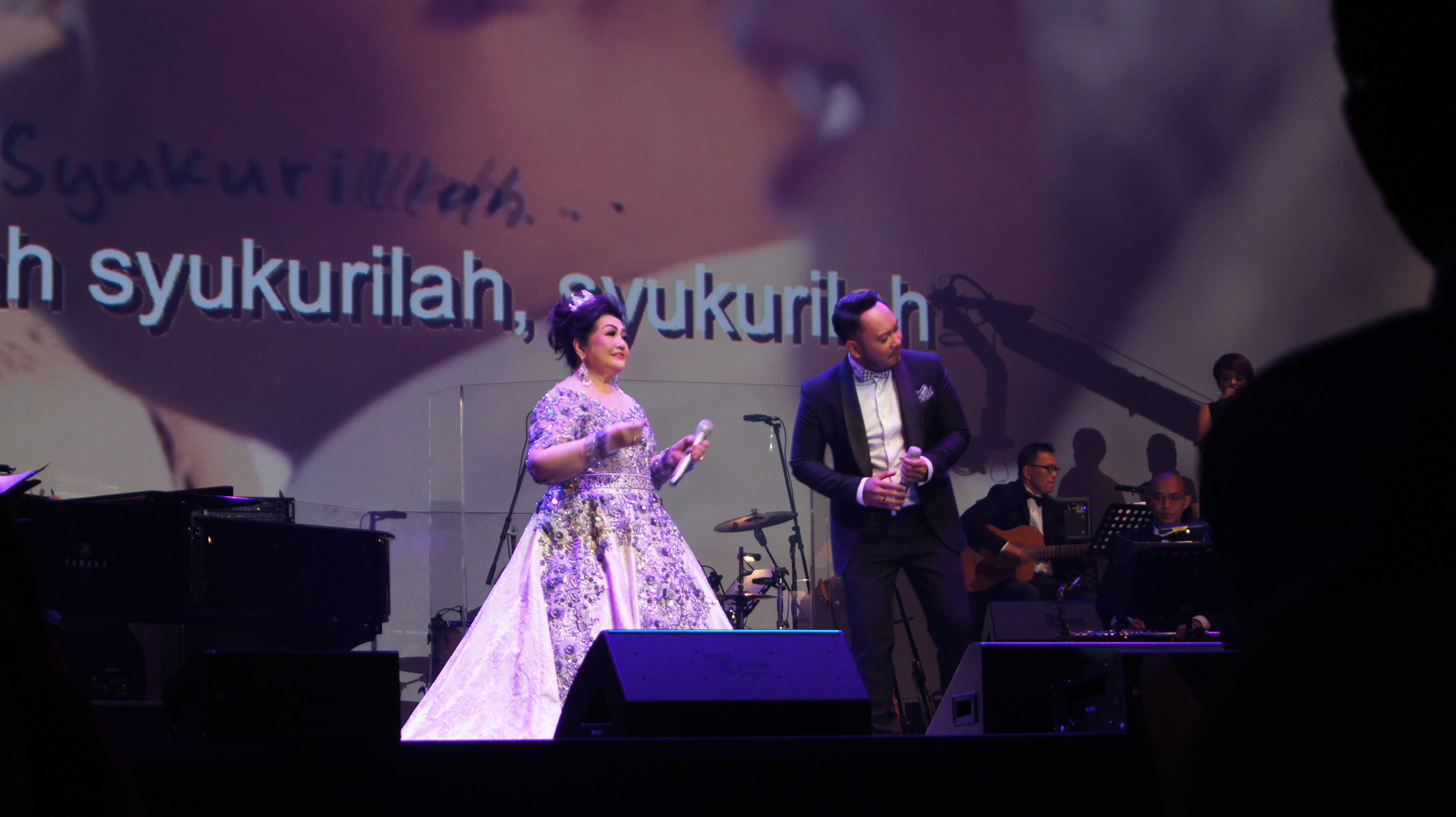 Ernie saat berduet dengan Lucky Oktavian dalam single mereka berdua, 'Alhamdulillah', pada 10 Desember 2017. Foto dari Ernie Djohan Enterprise 