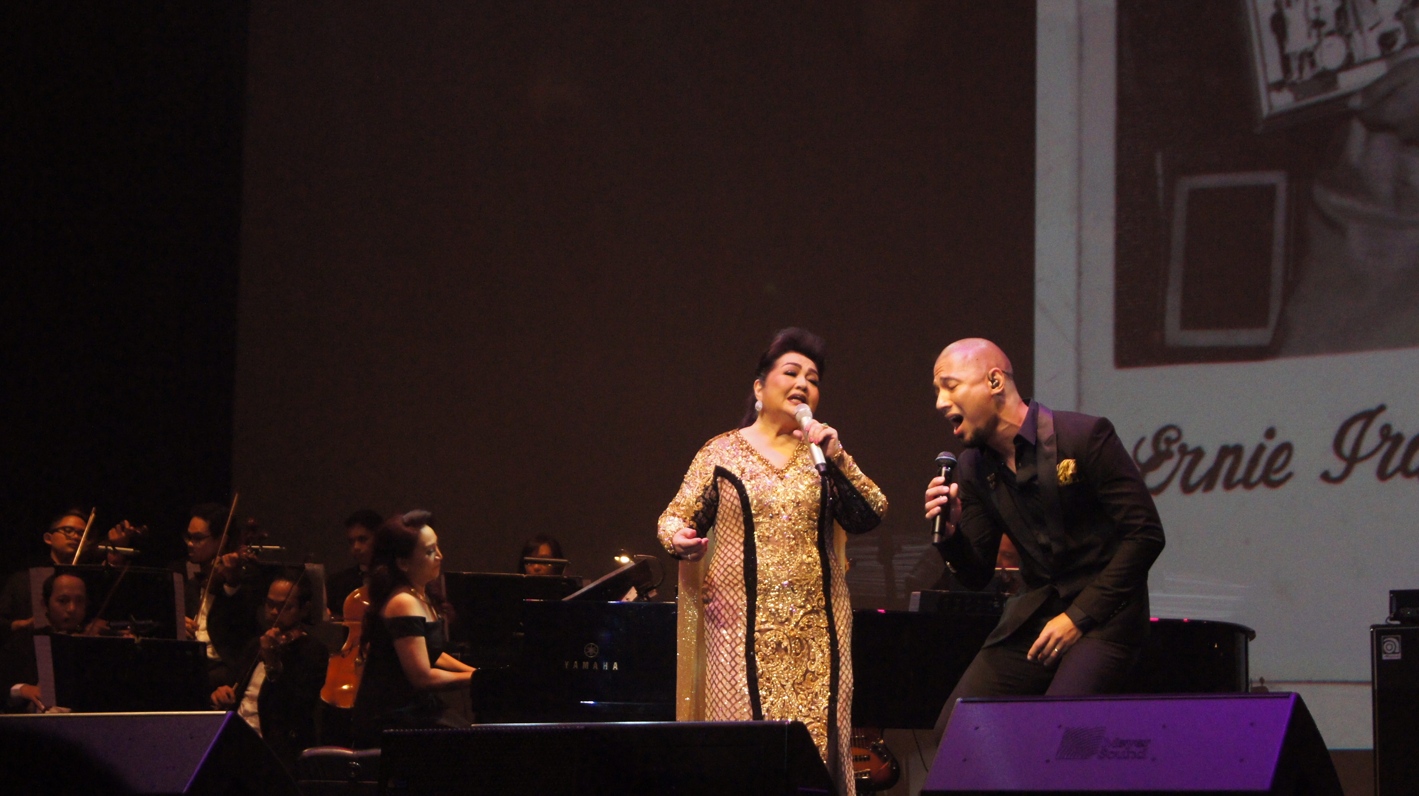 Ernie Djohan saat berduet dengan Marcell Siahaan dalam lagu "Mutiara Yang Hilang" pada 10 Desember 2017. Foto dari Ernie Djohan Enterprise 