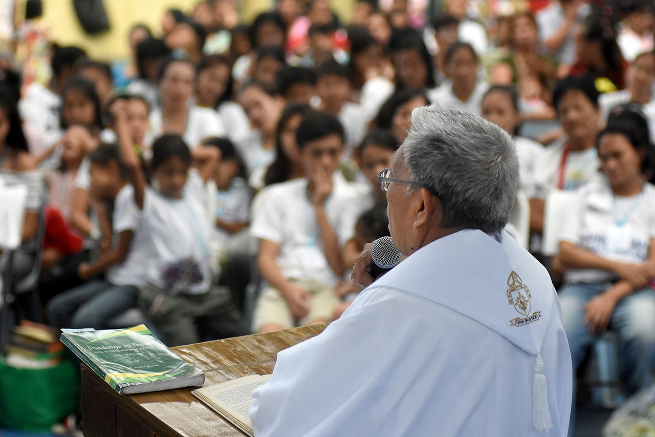 HOPE. Novaliches Bishop Antonio R. Tobias leads the homily with 154 families of EJK vicitims. Photo by Angie de Silva/Rappler 