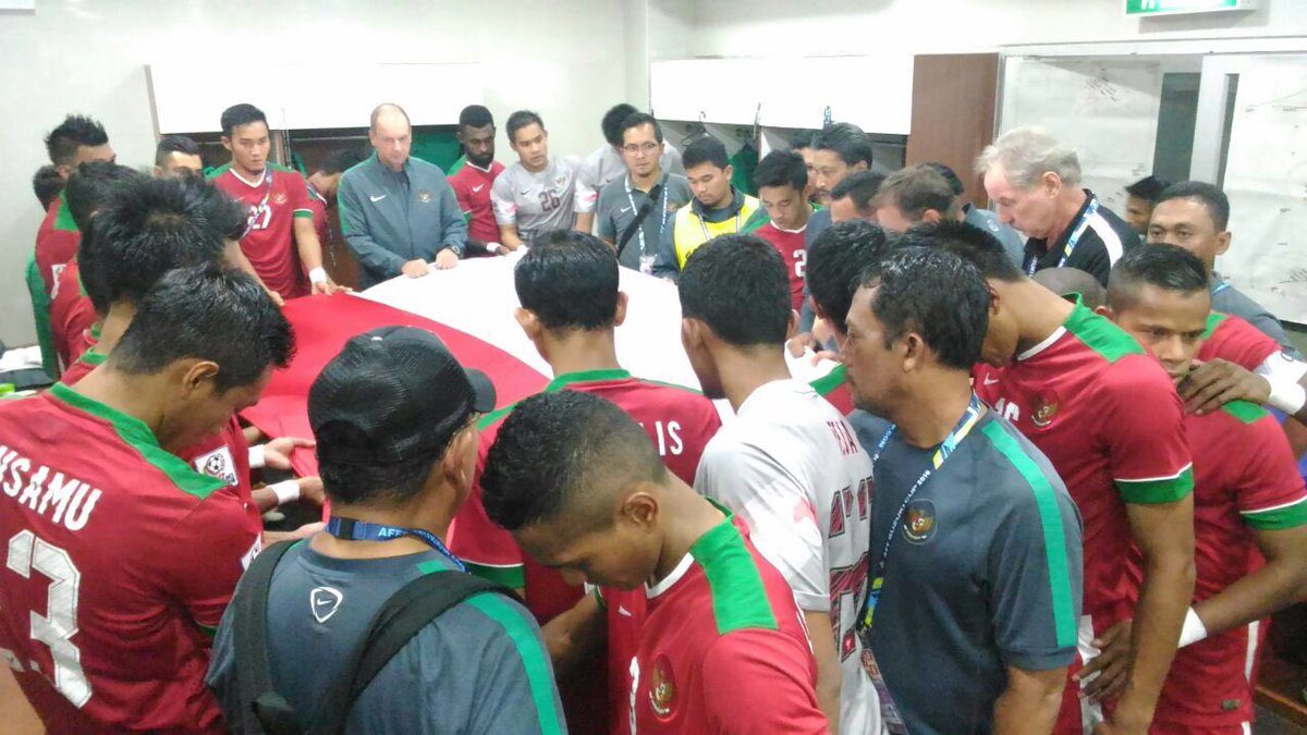 Momen saat di ruang ganti pemain tampak kompak berkumpul dan berdoa. Foto dari Twitter/@pssi__fai 