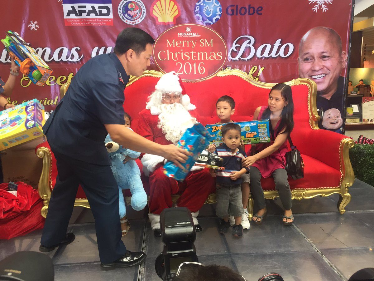 LOOK: ‘Santa Bato’ gives gifts to kids of Tokhang surrendered