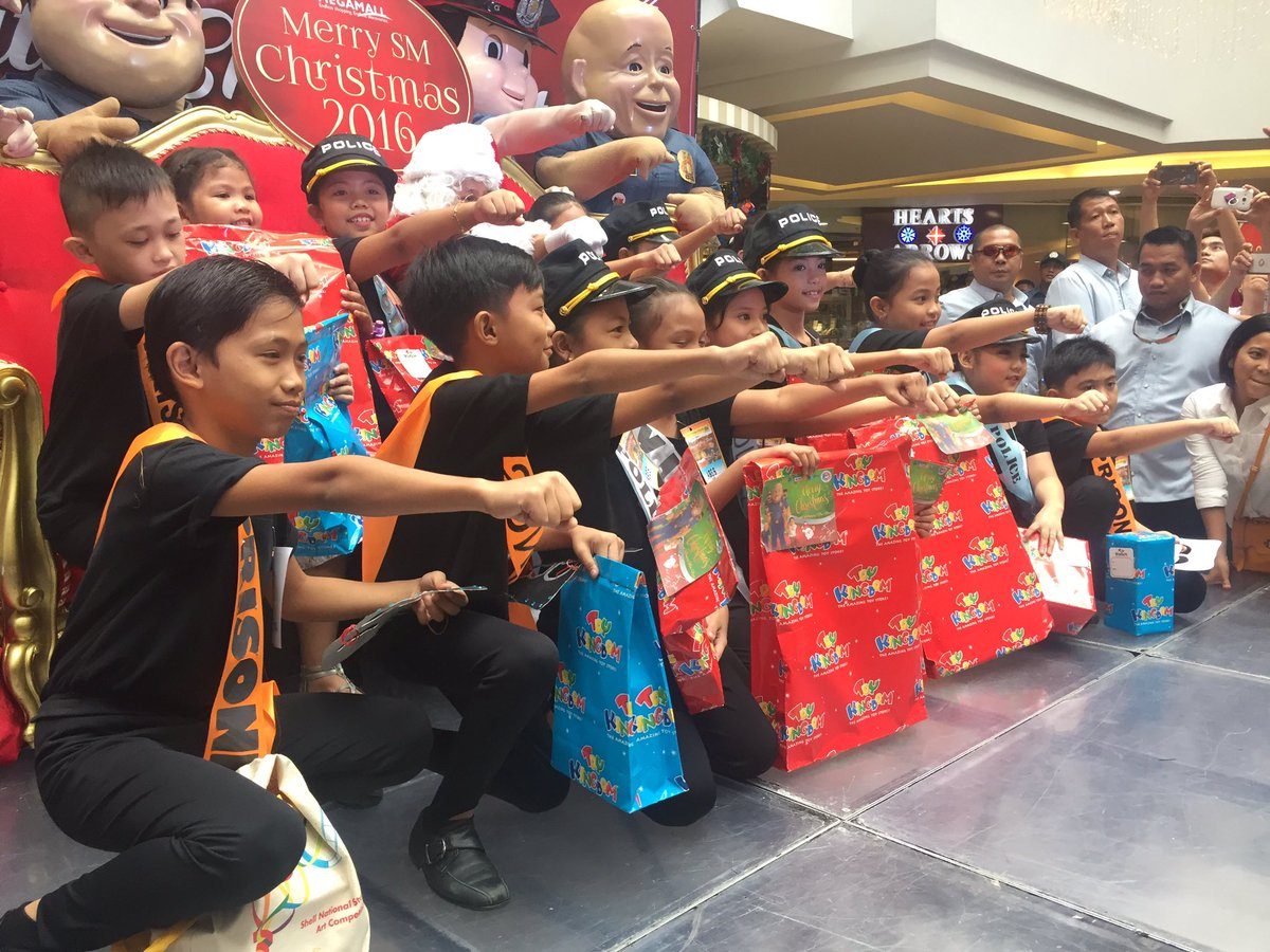 GIFTS. Kids wearing 'police' and 'prison' sashes are among the gift recipeints. Photo by Bea Cupin/Rappler 